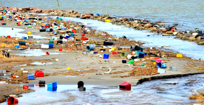 Imagen de archivo de basura llevada por el mar hasta la playa. EFE
