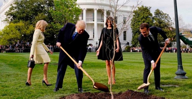 Trump y Macron plantan el roble que simbolizaba su amistad delante de la Casa Blanca en abril de 2018. (JOSHUA ROBERTS | REUTERS)