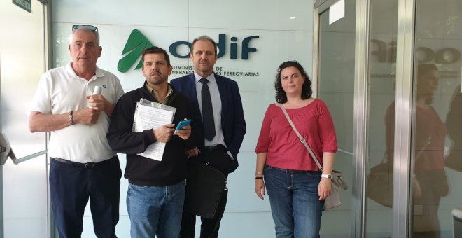 Representantes de la Plataforma de Víctimas del Alvia, a su llegada a la sede de Adif.