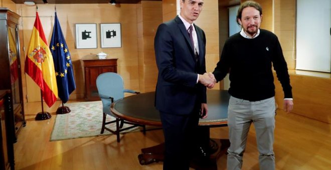 El presidente del Gobierno en funciones, Pedro Sánchez, y el líder de Podemos, Pablo Iglesias. - EFE