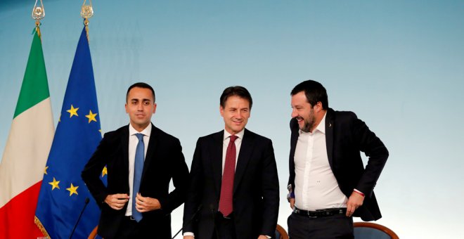 El primer ministro italiano,Giuseppe Conte, flanqueado por los líderes de los dos socios de Gobierno, el ministro de empleo y lídere del Movimiento 5 Estrellas, Luigi Di Maio (i.), y el ministro de Interior y líder de la Liga, Matteo Salvini, en una foto