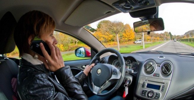 El uso del móvil al volante. EFE