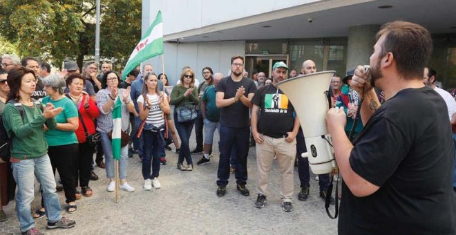 El portavoz nacional del SAT, Oscar Reina, se dirige a las personas que se han concentrado en las puertas de los juzgados en Sevilla en repulsa por el juicio a los 35 sindicalistas, miembros del Sindicato Andaluz de Trabajadores (SAT), que van a ser juzga
