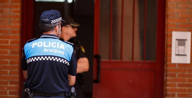 Policías custodian este lunes la vivienda situada en la calle de Victoria Kamhi de Aranjuez. EFE