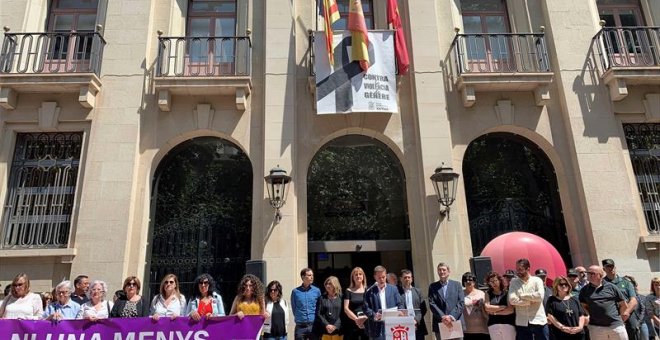 Vecinos y representantes políticos del Ayuntamiento de Xàtiva se han concentrado este miércoles ante el consistorio y han guardado un minuto de silencio. EFE