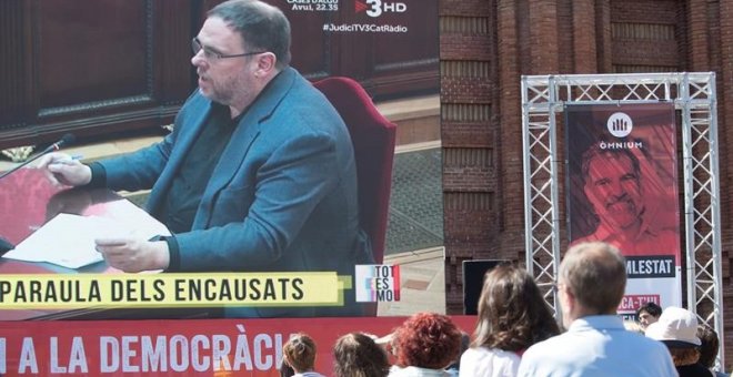 Desenes de persones segueixen la declaració de Junqueras a través de la pantalla gegant instal·lada per Òmnium a l'Arc de Triomf. EFE / Marta Pérez