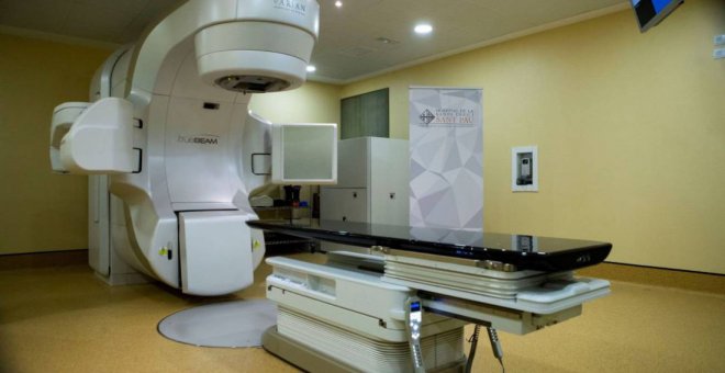 Un acelerador lineal de radioterapia de los tres que recibirá  el hospital de Sant Pau de Barcelona donados por la Fundación Amancio Ortega. EFE