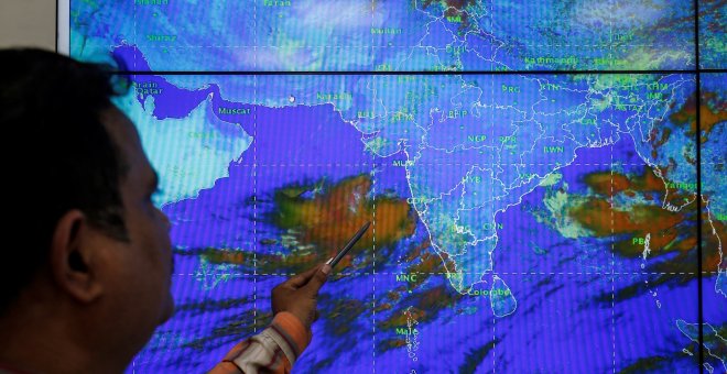 Un científico del Departamento Meteorológico de India monitorea al ciclón Vayu dentro de su oficina en Ahmedabad, India | Reuters