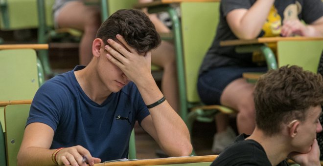 04/06/2019.- Un estudiante espera el comienzo de las pruebas ordinaria y extraordinaria de Evaluación de Bachillerato para el Acceso a la Universidad (EvAU) en las aulas de la Facultad de Derecho de la Universidad de Zaragoza. EFE/Javier Cebollada