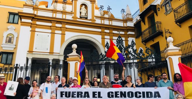 Concentración memorialista de 2018 frente a la Basílica de la Macarena. /RAÚL SÁNCHEZ CARO