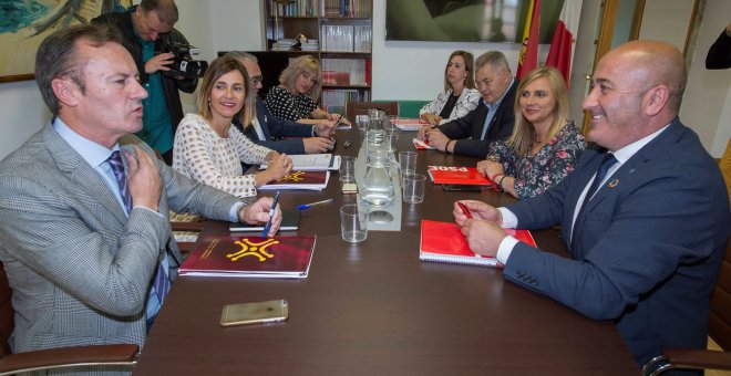 13/06/2019.- Los integrantes de las mesas negociadoras del PRC, Guillermo Blanco (i), Pedro Hernando (3i), Rosa Díaz Fernández (4i) y Paula Fernández (2d) al comienzo de la reunión con los del PSOE, Agustin Molleda (d), María Sánchez (4d) Noelia Cobo (2d)