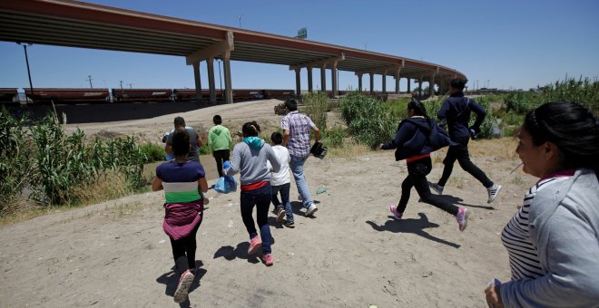 Los migrantes de América Central corren hacia el río Bravo para cruzar y entrar ilegalmente en los Estados Unidos. Reuters