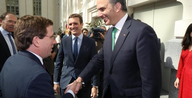 El recién elegido alcalde de Madrid, José Luis Martínez-Almeida (PP), saluda a Javier Ortega Smith (Vox). EP