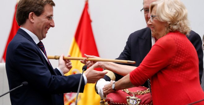Momento en el que Manuela Carmena cede en bastón de mando a Almeida, nuevo alcalde del Ayuntamiento de Madrid. EFE
