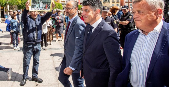 El candidato a la alcaldía de Burgos por Ciudadanos, Vicente Marañón (c) Luis Fuentes,iz., exportavoz de Ciudadanos en el parlamento de Castilla y León (i) y el diputado provincial Lorenzo Rodríguez (d),a su llegada al consistorio burgalés para asistir a