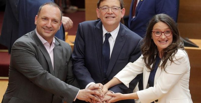 El president de la Generalitat, Ximo Puig, la vicepresidenta en funciones, Mónica Oltra, y el portavoz de Unides Podem-EU en Les Corts, Rubén Dalmau (i), al finalizar el pleno de investidura donde ha sido reelegido para el cargo con el apoyo de 52 diputa