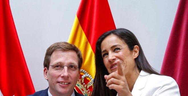 El nuevo alcalde de Madrid, José Luis Martínez Almeida del PP y la vicealcaldesa, Begoña Villacís de Ciudadanos tras la sesión constituyente celebrada hoy en el Palacio de Cibeles. EFE/Emilio Naranjo