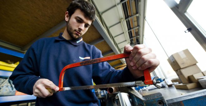 Un joven trabajando en un taller. / EFE