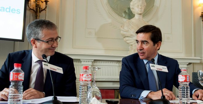 El gobernador del Banco de España, Pablo Hernández de Cos (i), y el presidente del BBVA, Carlos Torres, durante su participación en el curso sobre finanzas sostenibles organizado por la Asociación de Periodistas de Información Económica (APIE) en la Unive