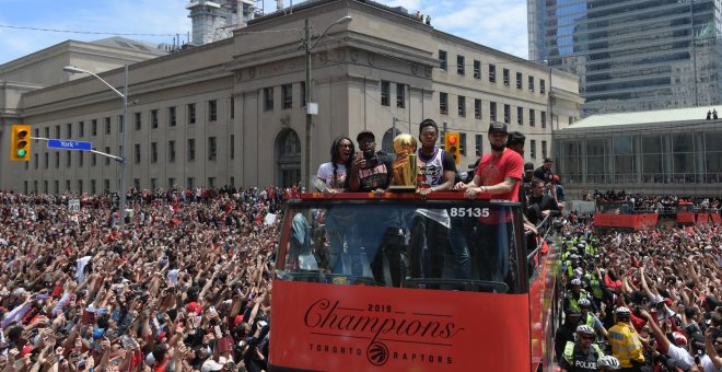 Los jugadores de los Raptors entre la multitud que celebraba el título de la NBA en Toronto. - REUTERS