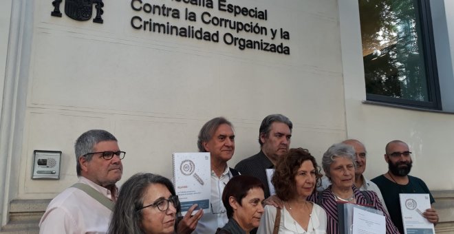 Miembros de Audita Sanidad presentan una denuncia en la Fiscalía Anticorrupción de Madrid este martes.- EUROPA PRESS