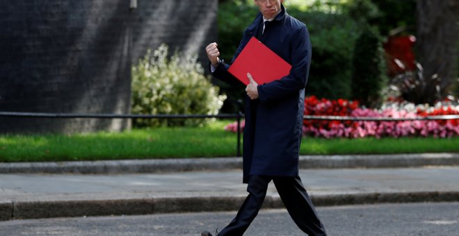 Rory Stewart gesticula cuando los periodistas le preguntan sobre su liderazgo, a su llegada a una reunión del gabinete británico en Downing Street, en Londres. REUTERS / Peter Nicholls