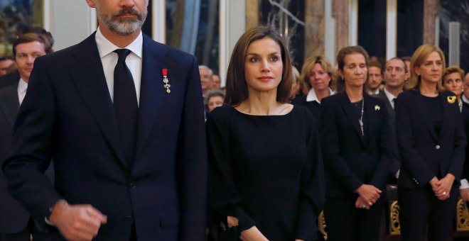 Imagen de archivo de los Reyes durante el funeral por la infanta Alicia de Borbón-Parma en la capilla del Palacio Real. EFE/Ballesteros