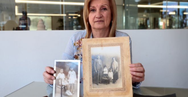 Tolita Riera sostiene una foto en la que aparecen su abuela Margalida y su abuelo Antoni junto a sus dos hijas, Francisca y Antonia © Laura Martínez / Women’s Link Worldwide