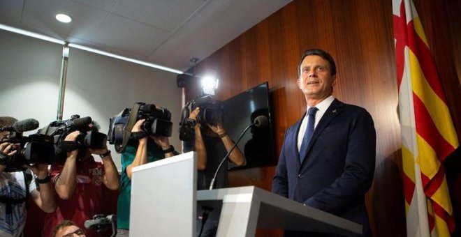 L'exprimer ministre francès, Manuel Valls, i regidor de l'ajuntament de Barcelona, durant la roda de premsa que ha oferit al consistori barceloní on ha carregat contra Ciutadans per la seva estratègia "irresponsable" de buscar "el com pitjor millor" sense