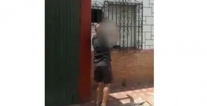 Captura del vídeo en el que hombre envenena la comida de los gatos en Bormujos (Sevilla).