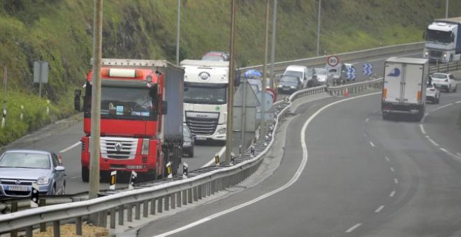 Imatge d'arxiu de camions circulant.