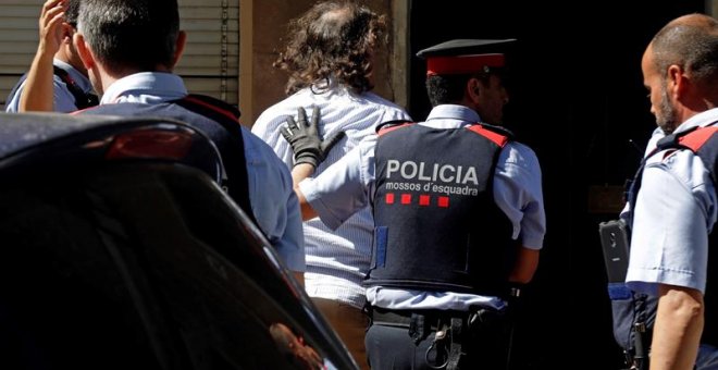 19/06/2019.- Los Mossos d'Esquadra trasladan al hombre que han detenido por su supuesta relación con la desaparición de su expareja en Terrassa (Barcelona), a la vivienda que ambos compartían, donde los agentes efectúan un registro por orden judicial, par