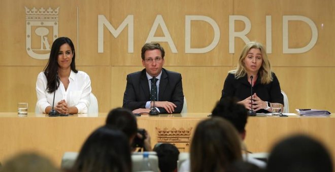 El alcalde de Madrid, José Luis Martínez-Almeida, y la vicelacaldesa, Begoña Villacís (i), y la portavoz del Gobierno municipal, Inmaculada Sanz (d), durante una rueda de prensa. EFE/J.J. Guillén