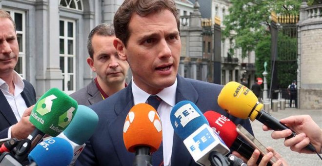 Albert Rivera atiende a los medios de comunicación en Bruselas. (EFE)