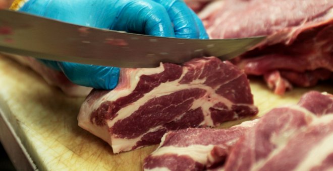 Un carnicero corta un filete en una carnicería de Toronto, Canada. REUTERS/Hyungwon Kang