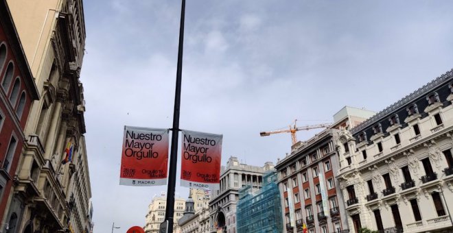 Carteles de la campaña institucional del Ayuntamiento de Madrid para el Orgullo, en la madrileña calle de Alcalá. MÁS MADRID
