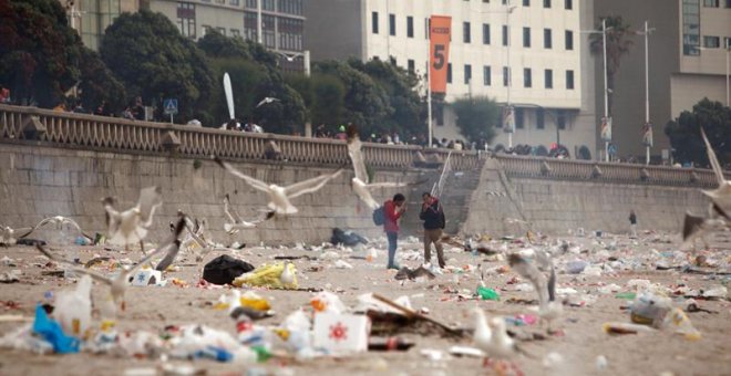 Las playas de la ciudad de A Coruña han amanecido este lunes con toneladas de basura tras celebrarse la pasada noche la festividad de San Juan. EFE