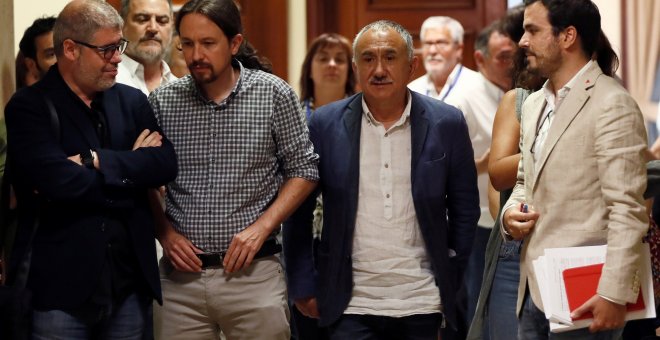 El secretario general de Podemos, Pablo Iglesias (2i), junto al coordinador federal de Izquierda Unida, Alberto Garzón (d), tras la reunión que han mantenido con los máximos responsables de UGT y CCOO, Pepe Álvarez (2d) y Unai Sordo (i), respectivamente.