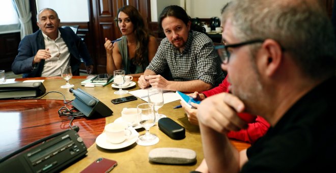 El secretario general de Podemos, Pablo Iglesias (3i), junto a la coportavoz de la formación, Noelia Vera (2i), durante la reunión que han mantenido con los máximos responsables de UGT y CCOO, Pepe Álvarez (i) y Unai Sordo (d), respectivamente. EFE/ Maris