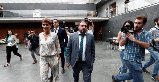 La candidata del PSN, María Chivite, junto al nuevo presidente del Parlamento de Navarra, Unai Hualde. EFE