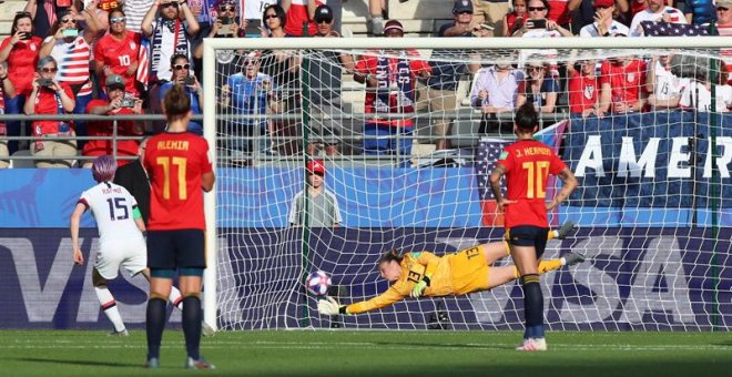 La capitana de la selección estadounidense Megan Rapinoe (i) celebra tras marcar el 1-2 ante España durante el partido de los octavos de final del Mundial de Francia 2019. EFE