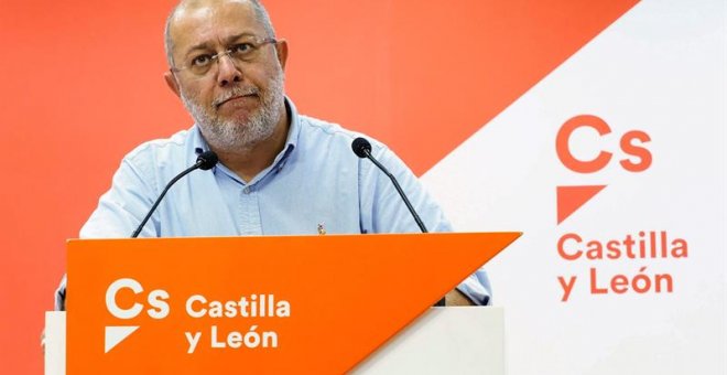 25/06/2019.- El candidato de Cs a la Presidencia de la Junta de Castilla y León, Francisco Igea, ofrece una rueda de prensa para realizar una valoración de la situación política y el estado de la negociación del Gobierno en Castilla y León. EFE/R. García