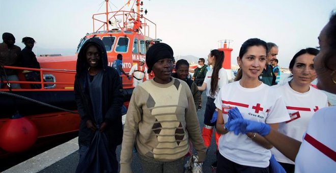 23/06/2019.- Llegada al puerto de Motril (Granada) de las 77 personas de origen subsahariano rescatadas por Salvamento Marítimo esta tarde en las cercanías de la isla de Alborán, entre ellas tres mujeres, que viajaban en tres pateras. EFE/Miguel Paquet
