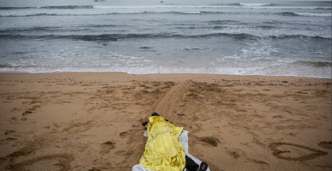 El cuerpo sin vida de una personas migrante en una playa andaluza.- JAVIER FERGO / CAMINANDO FRONTERAS