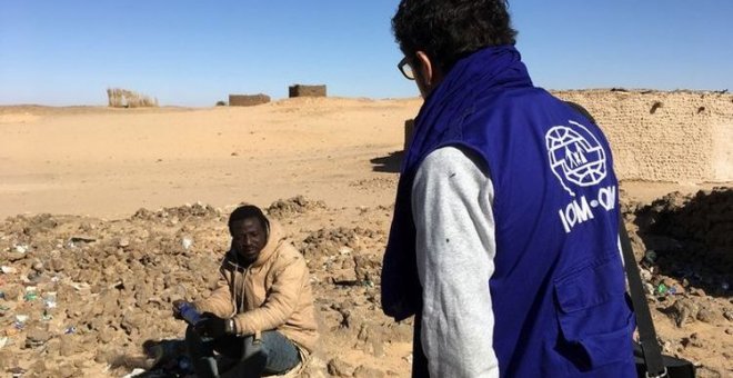 Un miembro de la Organización Internacional para las Migraciones (OIM) presta ayuda a una persona migrante en el desierto del Sáhara en una imagen del 2017.- OIM