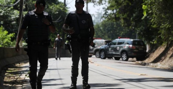 4/04/2019 - Policías patrullan en un barrio cerca de Sao Paulo, Brasil. / REUTERS