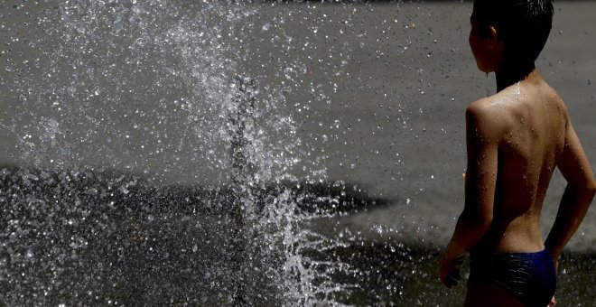 Un niño se refresca en la capital vizcaína este miércoles por el intenso calor | EFE