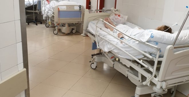 Una paciente espera ser ingresada en planta en los pasillos de la Urgencias del Hospital Gregorio Marañón de Madrid. CCOO