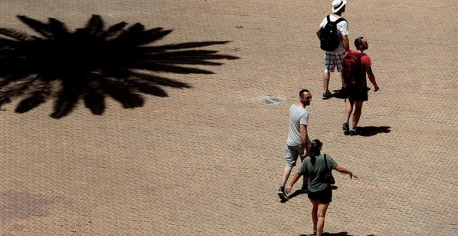 26/06/2019.- Varios turistas pasean por las calles de Palma de Mallorca bajo el intenso calor. La ola de calor, que desde hoy comienza a afectar a gran parte de la península y Baleares, ha activado la alerta amarilla en el sur, el interior y la Tramuntan