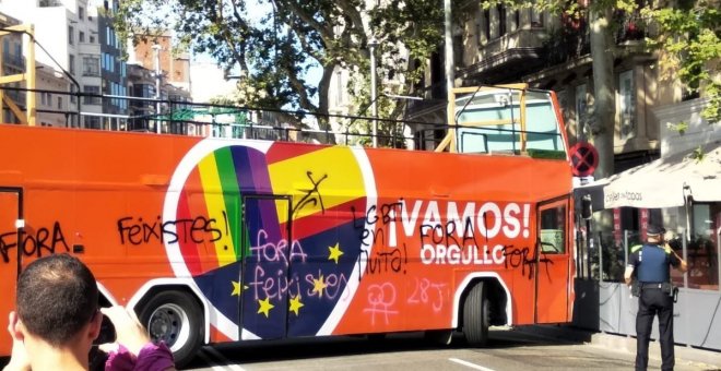 Bus de Cs con pintadas de camino al orgullo de Barcelona   | @ARRAN_JOVENT